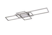 Moderne LED-Deckenleuchte aus gebürstetem Metall mit überlappenden rechteckigen Rahmen und weißem Diffusor, schräg von unten in Perspektive auf weißem Hintergrund