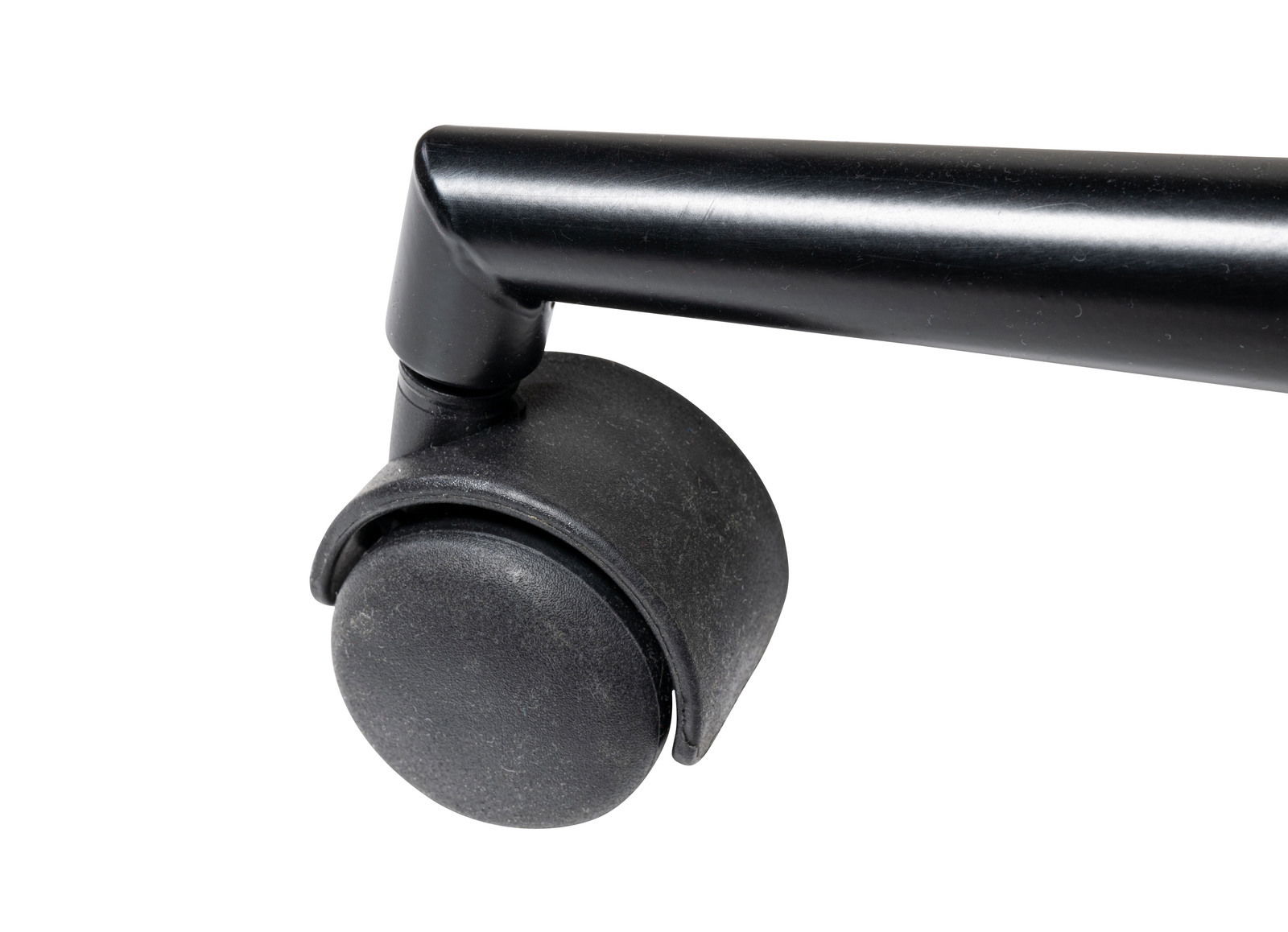 Nahaufnahme einer schwarzen Stuhlrolle mit Metallgestell, seitliche Perspektive