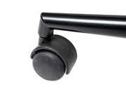 Nahaufnahme einer schwarzen Stuhlrolle mit Metallgestell, seitliche Perspektive