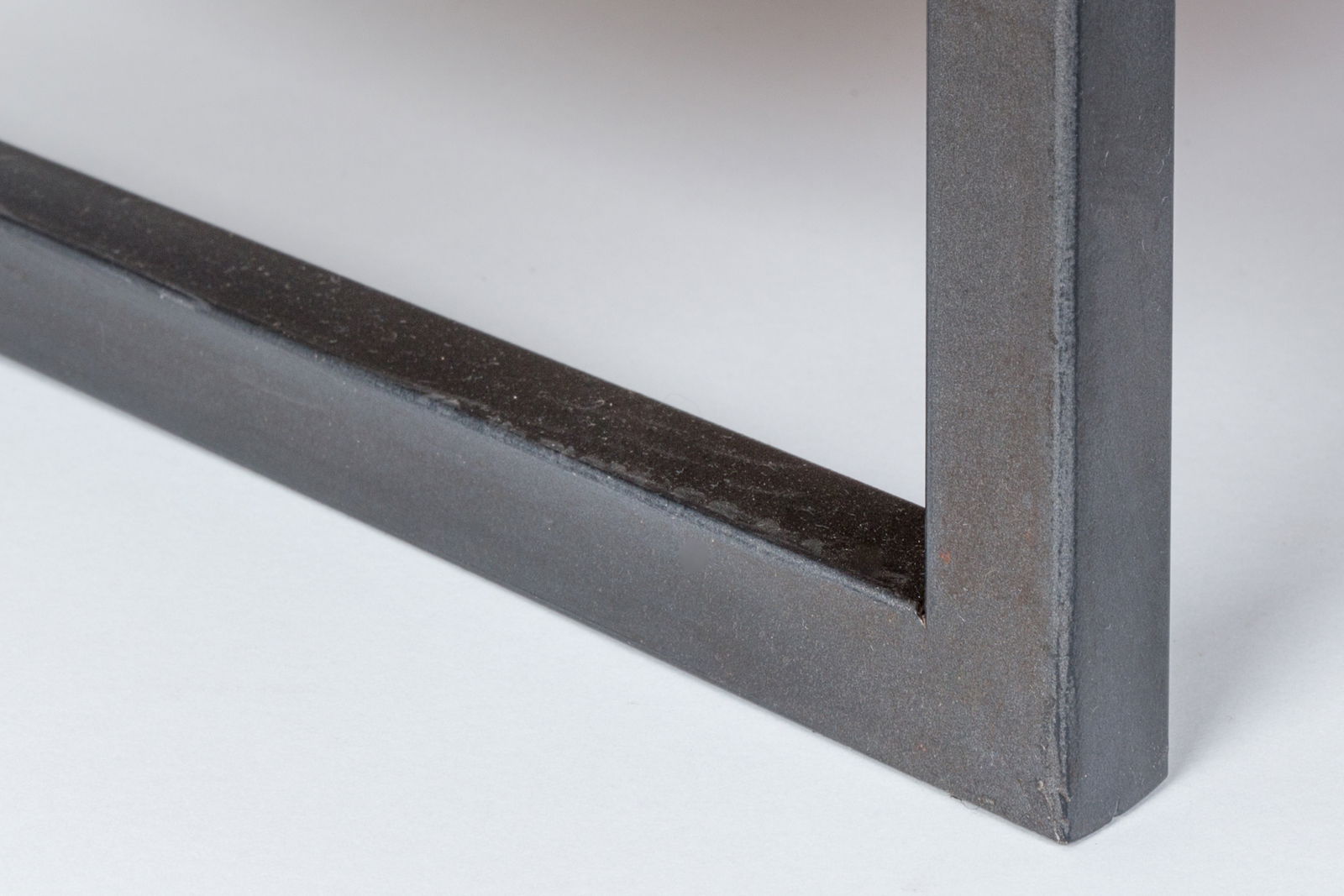 Nahaufnahme eines Metallrahmens eines Weinregals aus seitlicher Perspektive.