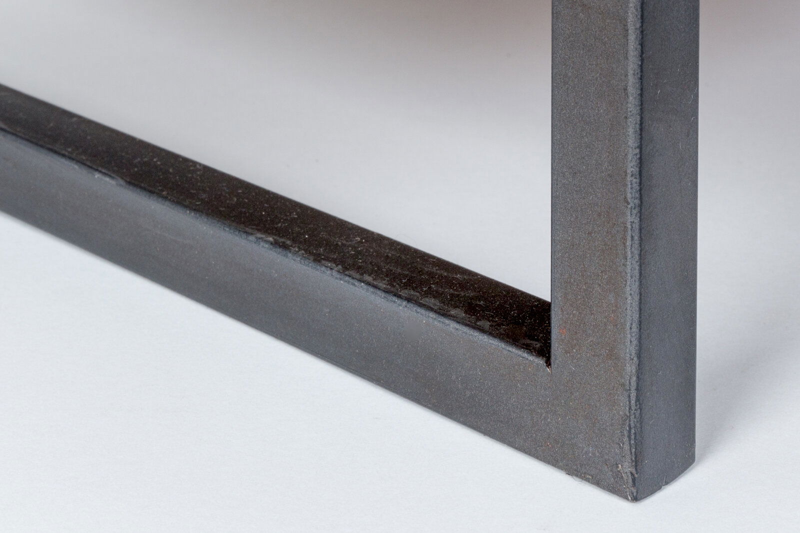 Nahaufnahme eines Metallrahmens eines Weinregals aus seitlicher Perspektive.