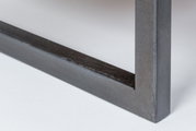 Nahaufnahme eines Metallrahmens eines Weinregals aus seitlicher Perspektive.