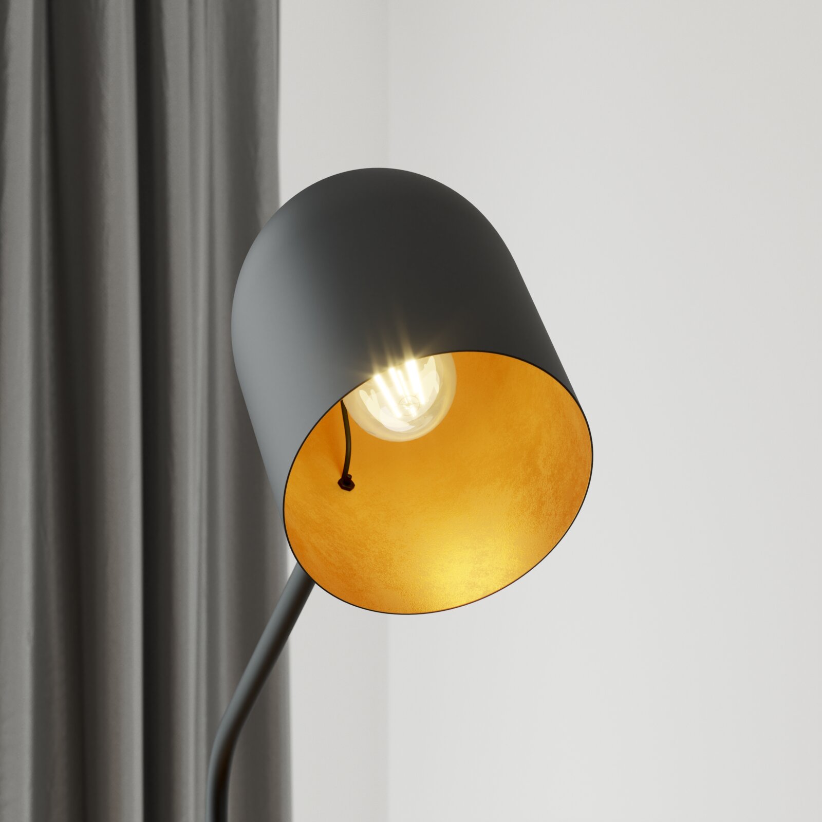 Nahaufnahme einer modernen Stehleuchte mit schwarzem Lampenschirm und goldener Innenseite, die ein warmes Licht ausstrahlt. Perspektive von der Seite.
