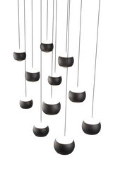 Mehrere schwarze Pendelleuchten in Kugelform, von der Decke hängend, aus der Perspektive von unten betrachtet.
