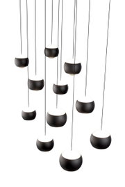 Mehrere schwarze Pendelleuchten in Kugelform, von der Decke hängend, aus der Perspektive von unten betrachtet.
