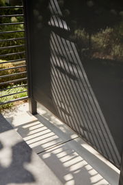 Sichtschutz Ranotex aus seitlicher Perspektive mit Schattenwurf auf dem Boden