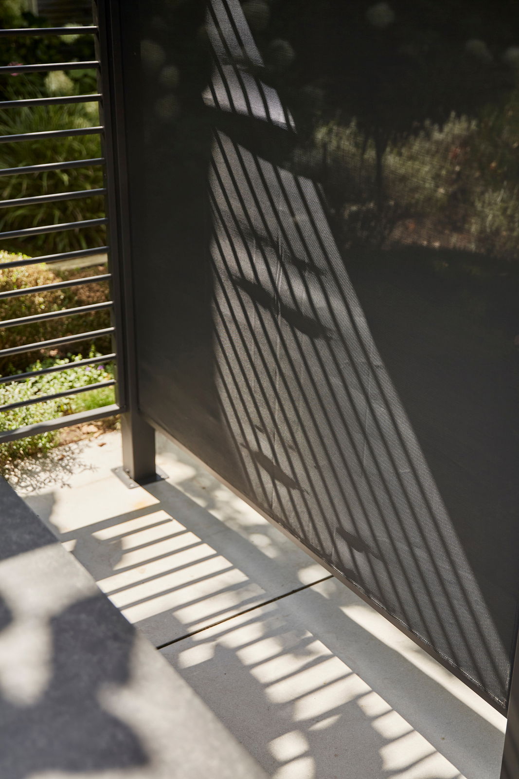 Sichtschutz Ranotex aus seitlicher Perspektive mit Schattenwurf auf dem Boden