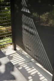 Ranotex-zonnescherm vanuit zijaanzicht met schaduw op de grond
