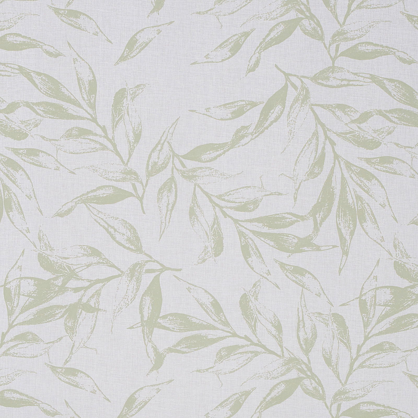 Nahaufnahme eines Fertigvorhangs mit floralem Muster in sanften Grüntönen auf weißem Hintergrund.