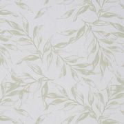 Nahaufnahme eines Fertigvorhangs mit floralem Muster in sanften Grüntönen auf weißem Hintergrund.