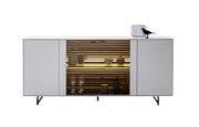 Modernes Sideboard mit weißem Finish, zentralem Glaseinsatz und dekorativer Beleuchtung, frontal betrachtet.