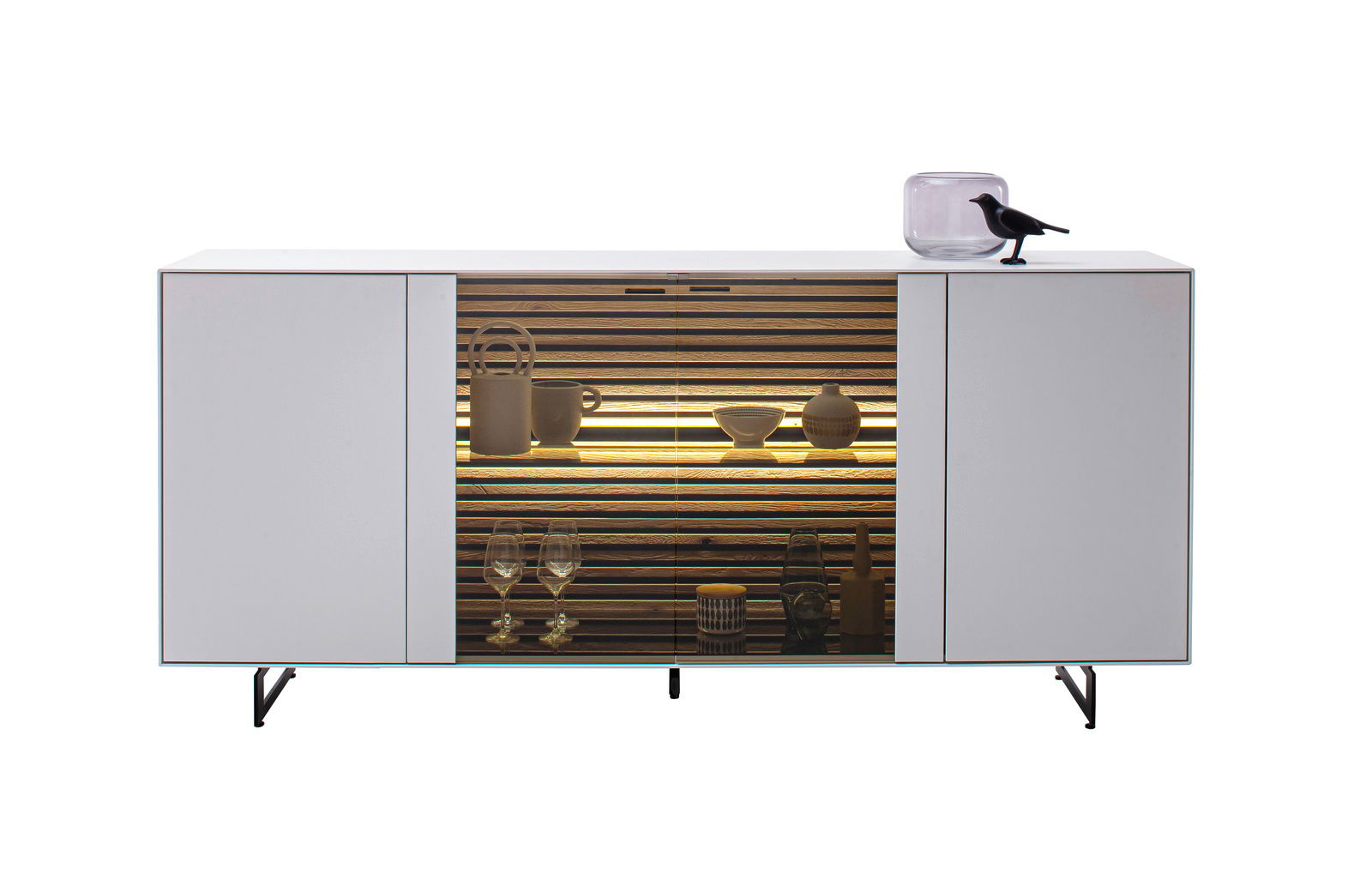 Modernes Sideboard mit weißem Finish, zentralem Glaseinsatz und dekorativer Beleuchtung, frontal betrachtet.