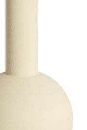 Nahaufnahme eines cremefarbenen Lampenfußes mit strukturierter Oberfläche, seitliche Perspektive.