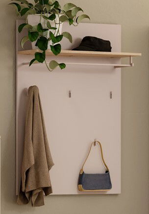 Garderobenpaneel mit Hutablage, Haken für Kleidung und Tasche, aus frontaler Perspektive betrachtet.