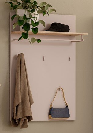 Garderobenpaneel mit Hutablage, Haken für Kleidung und Tasche, aus frontaler Perspektive betrachtet.