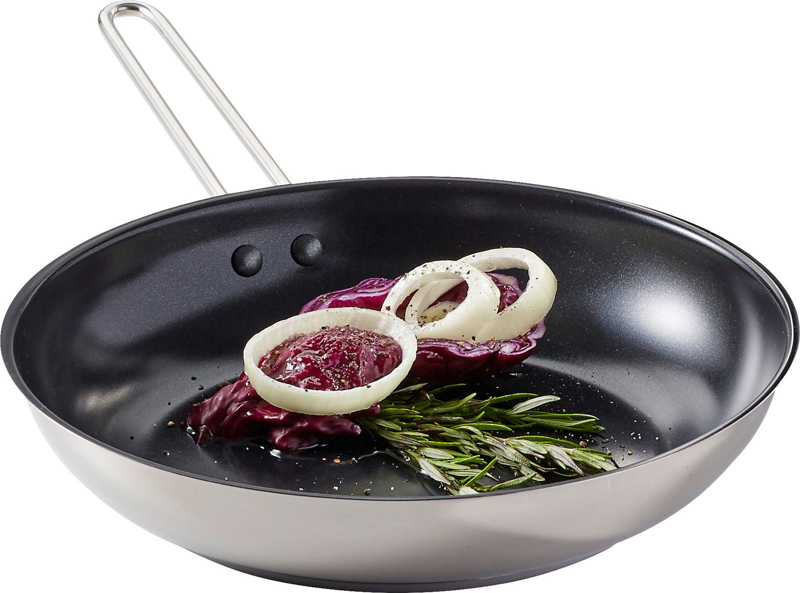 Pfanne mit Edelstahlgriff, gefüllt mit Rotkohl, Zwiebelringen und Rosmarin, seitliche Perspektive