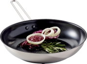 Pfanne mit Edelstahlgriff, gefüllt mit Rotkohl, Zwiebelringen und Rosmarin, seitliche Perspektive