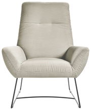 Moderner Sessel mit geripptem Stoffbezug in hellem Beige, frontal fotografiert, mit schlanken Metallbeinen.