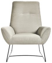 Moderner Sessel mit geripptem Stoffbezug in hellem Beige, frontal fotografiert, mit schlanken Metallbeinen.