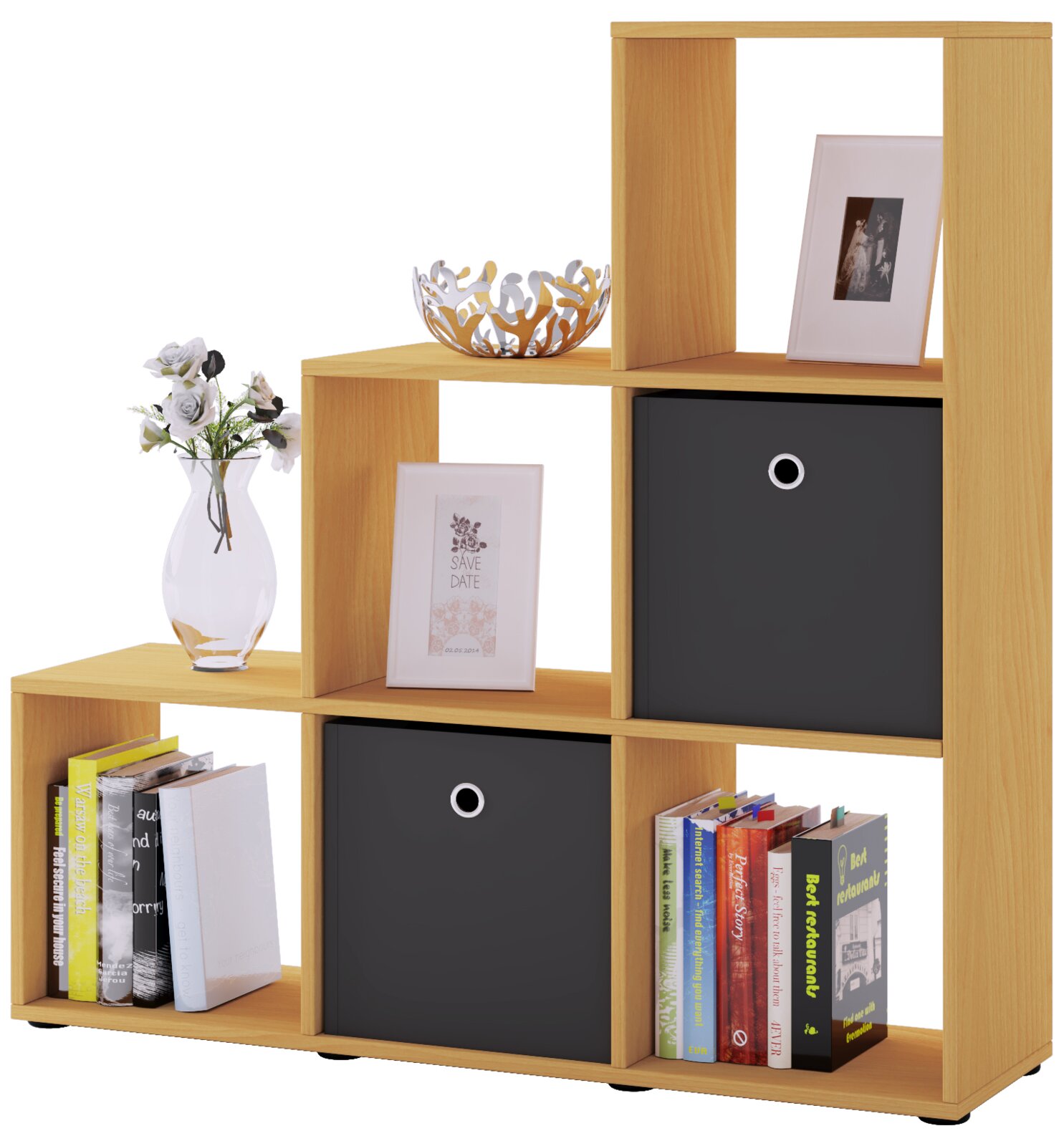 VCM Treppenregal NITAS Modernes, offenes Stufenregal aus hellem Holz mit mehreren Fächern, zwei schwarzen Stoffboxen und dekorativen Büchern, Vase und Bilderrahmen, in frontaler Ansicht leicht von links vor weißem Hintergrund