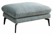 XL-Hocker mit geripptem Stoffbezug in hellgrau, seitliche Perspektive
