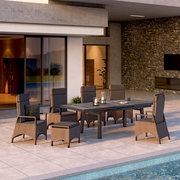 Großer, ausziehbarer Gartentisch mit sechs Stühlen auf einer modernen Terrasse, seitliche Perspektive.