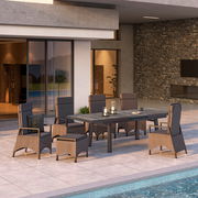 Großer, ausziehbarer Gartentisch mit sechs Stühlen auf einer modernen Terrasse, seitliche Perspektive.