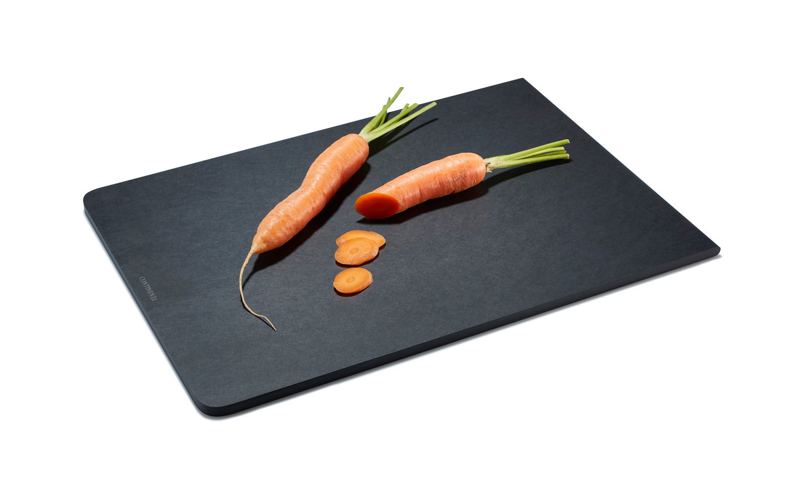 Continenta Schneidebrett DURACORE Schwarzes Schneidebrett Duracore mit zwei Karotten und Karottenscheiben, aus einer leicht schrägen Vogelperspektive fotografiert.