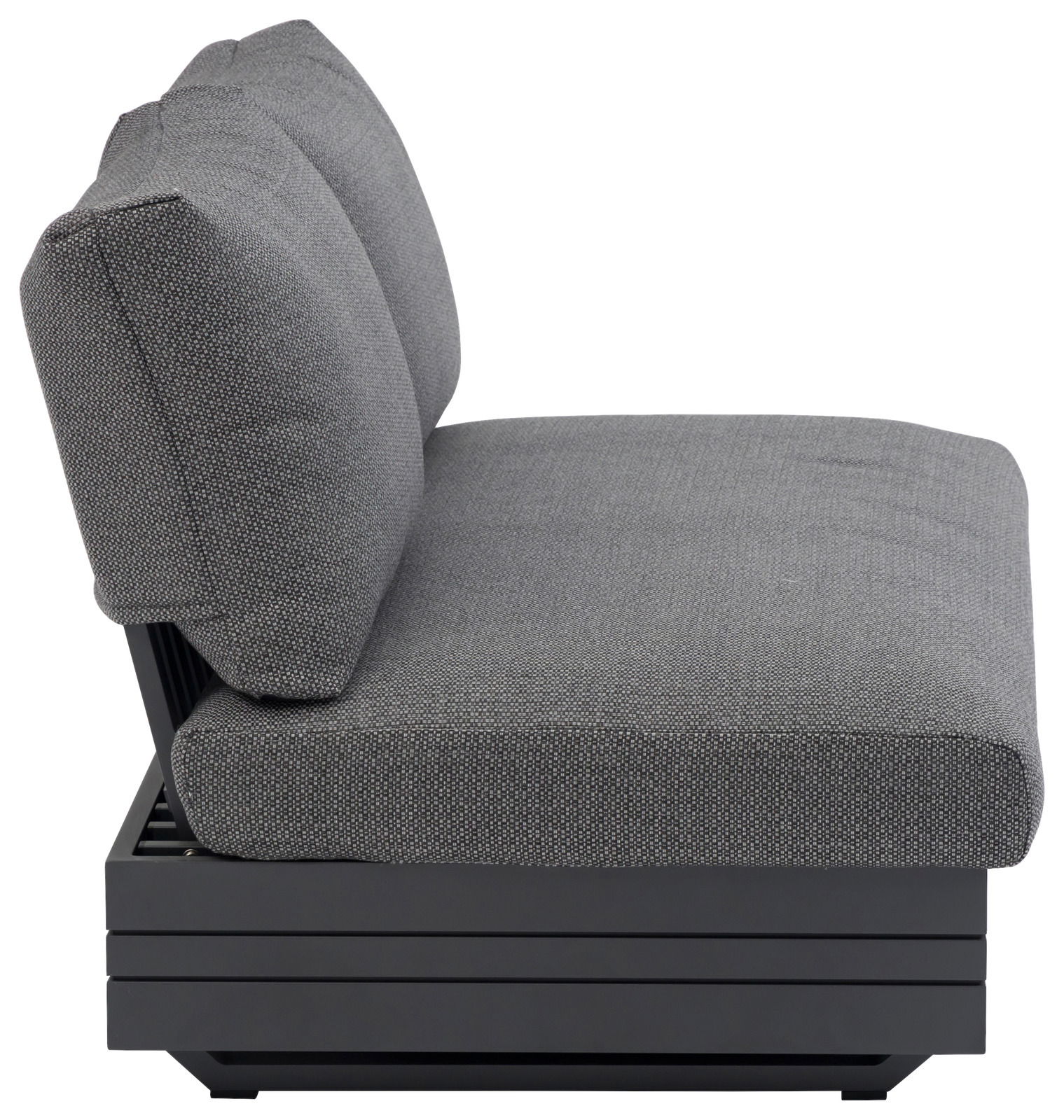 Grauer Loungesessel von der Seite mit gepolstertem Sitz und Rückenlehne auf einem stabilen Metallrahmen.