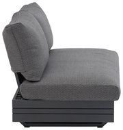 Grauer Loungesessel von der Seite mit gepolstertem Sitz und Rückenlehne auf einem stabilen Metallrahmen.