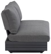 Grauer Loungesessel von der Seite mit gepolstertem Sitz und Rückenlehne auf einem stabilen Metallrahmen.