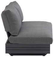 Grauer Loungesessel von der Seite mit gepolstertem Sitz und Rückenlehne auf einem stabilen Metallrahmen.