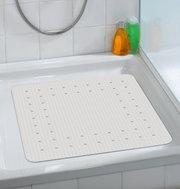 Weiße Duscheinlage Mirasol in einer Duschwanne, von oben fotografiert, mit rutschfester Oberfläche und Löchern für Wasserabfluss.
