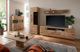 Wohnzimmer mit moderner Holzmöbelkombination, bestehend aus Highboard, Vitrine, TV-Board und Couchtisch, in natürlicher Holzoptik. Perspektive von vorne.