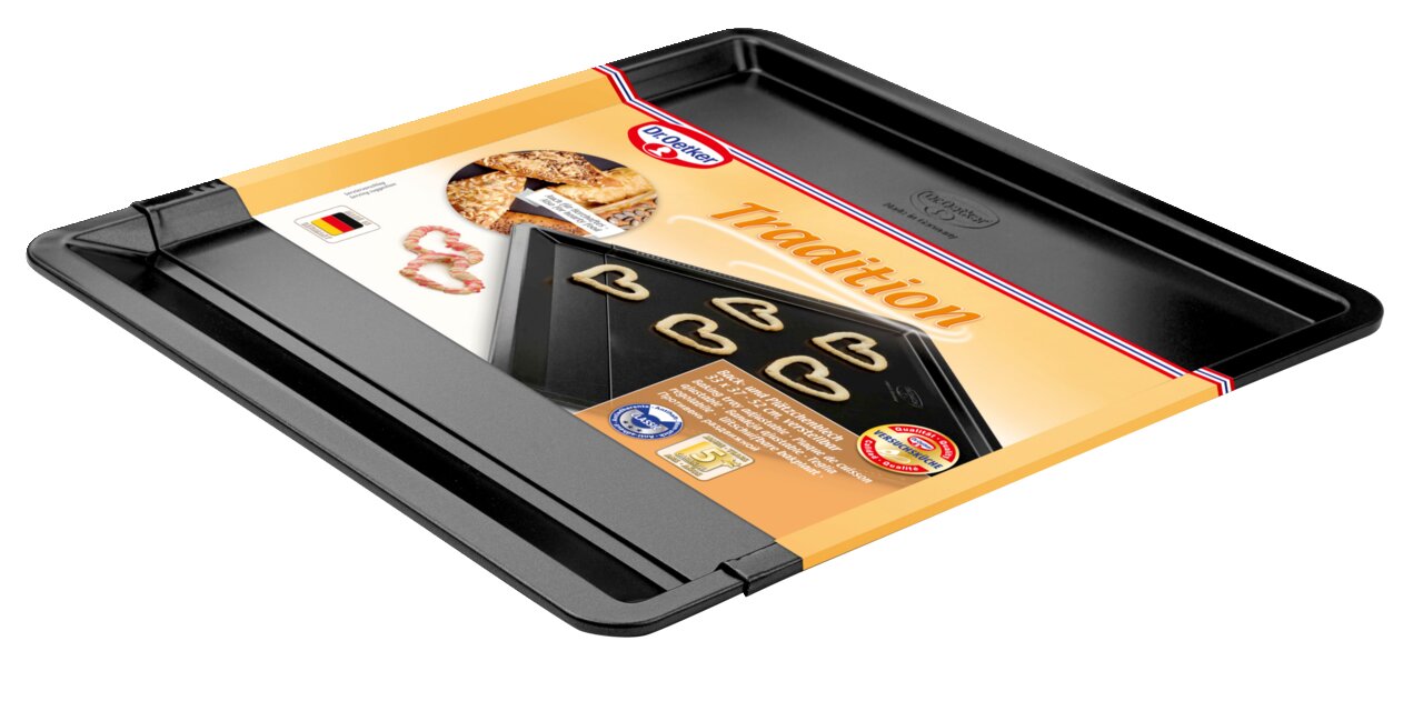 Back- und Plätzchenblech in schräger Perspektive mit Verpackung von Dr. Oetker, ideal für Kekse und Gebäck.