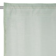 Hellgrüner Fertigvorhang aus leichtem Stoff, Nahaufnahme von der Seite