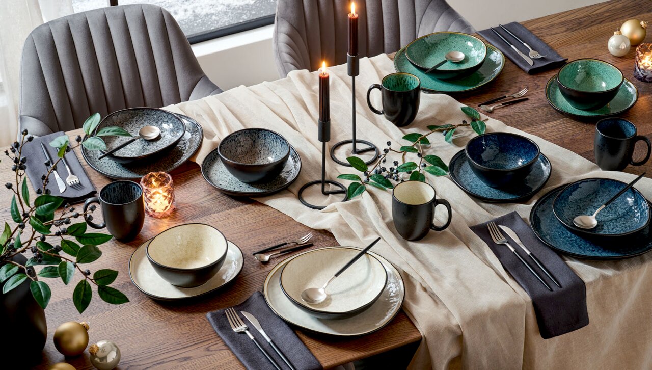 Novel Kombiservice 10-tlg. SÖREN Elegantes Kombiservice 10-tlg. in verschiedenen Farben auf einem festlich gedeckten Tisch, von oben fotografiert.