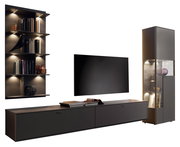 Moderne Wandkombination mit beleuchtetem Regal, flachem TV-Schrank und hohem Vitrinenschrank, seitliche Perspektive.