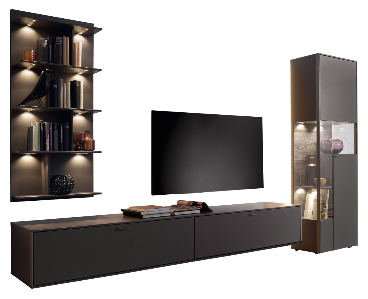 Moderne Wandkombination mit beleuchtetem Regal, flachem TV-Schrank und hohem Vitrinenschrank, seitliche Perspektive.