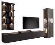 Moderne Wandkombination mit beleuchtetem Regal, flachem TV-Schrank und hohem Vitrinenschrank, seitliche Perspektive.