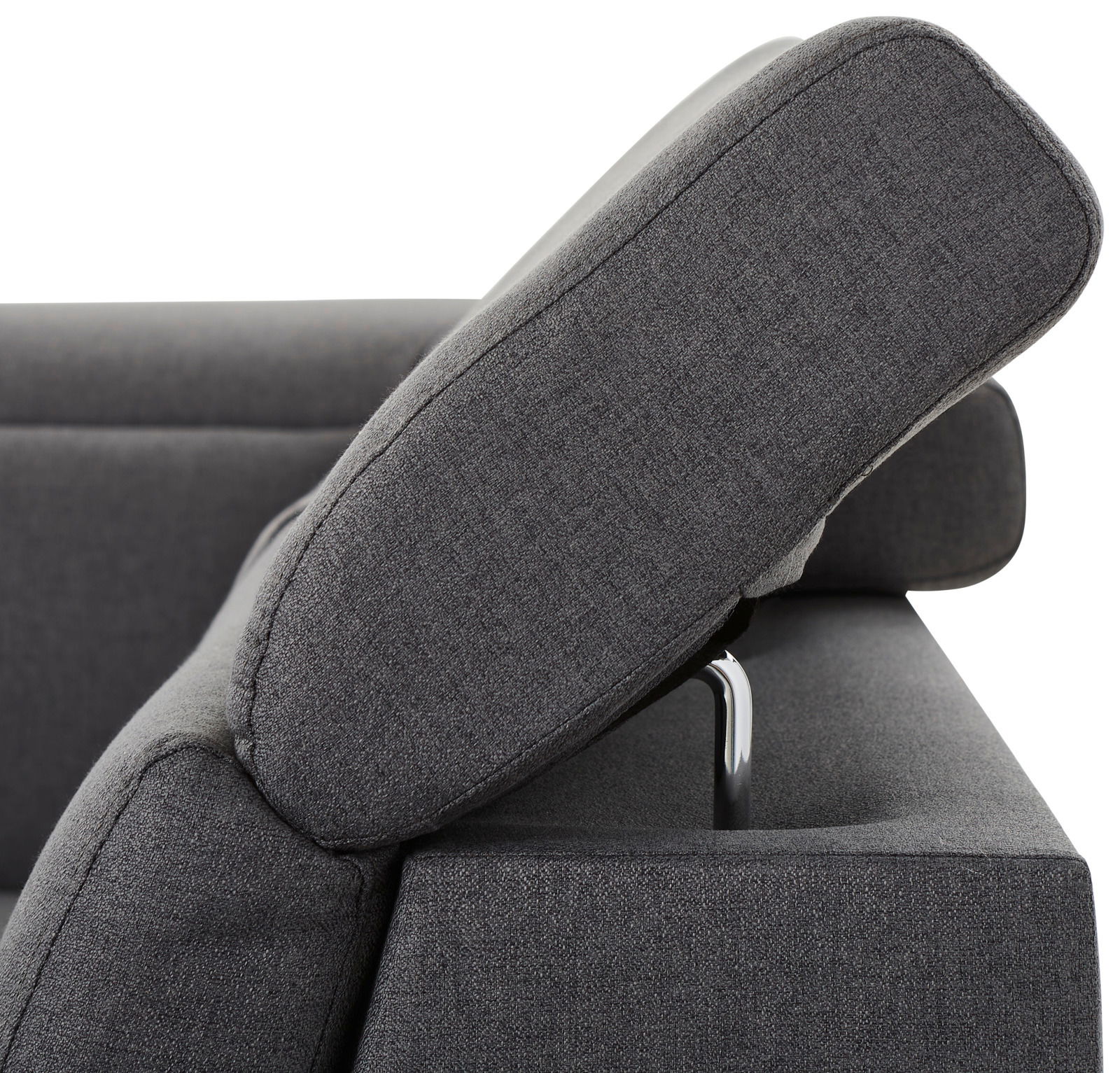 Nahaufnahme einer grauen Sofaecke mit verstellbarer Rückenlehne, seitliche Perspektive