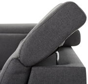 Nahaufnahme einer grauen Sofaecke mit verstellbarer Rückenlehne, seitliche Perspektive