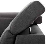 Nahaufnahme einer grauen Sofaecke mit verstellbarer Rückenlehne, seitliche Perspektive