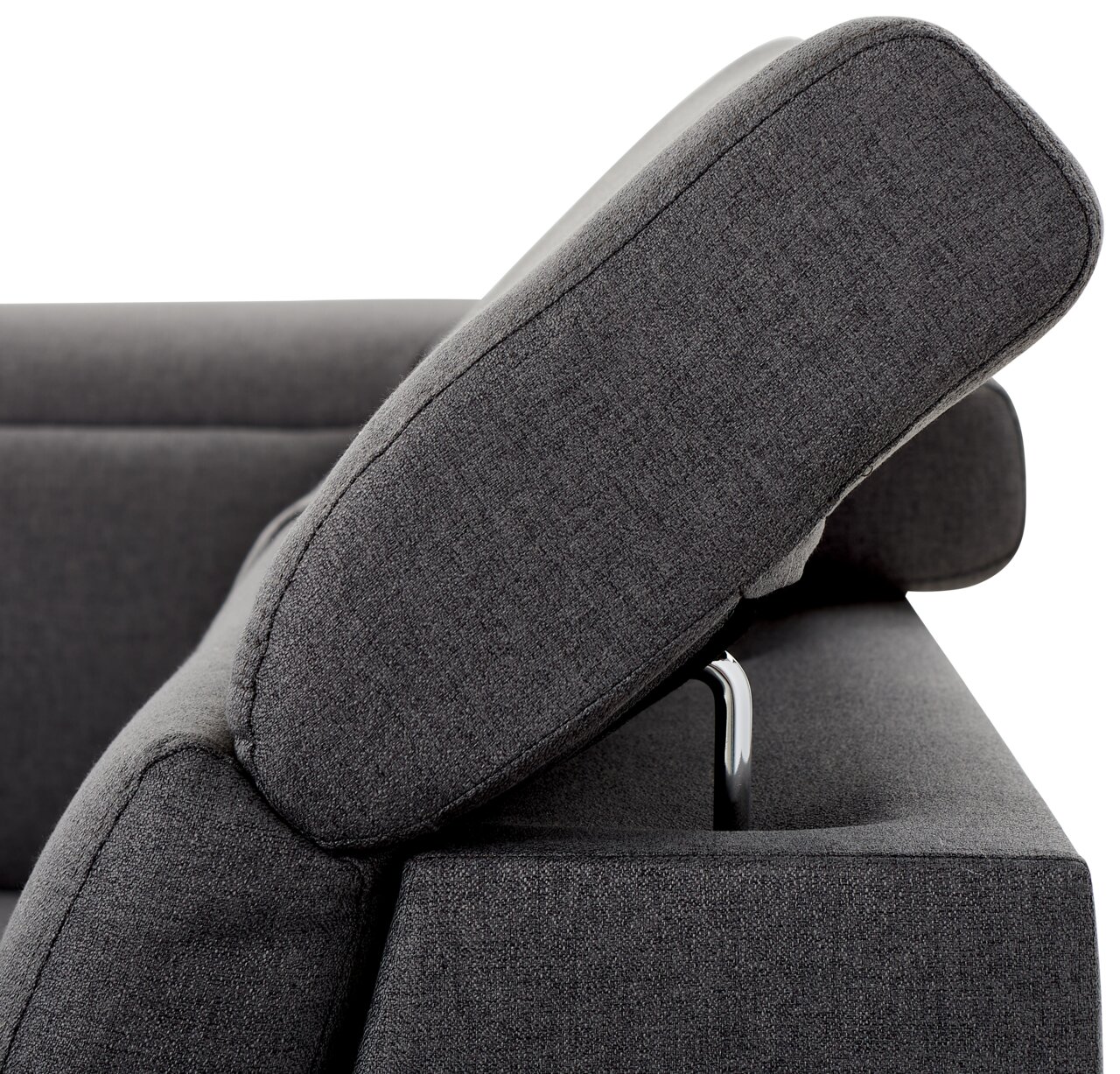 Nahaufnahme einer grauen Sofaecke mit verstellbarer Rückenlehne, seitliche Perspektive
