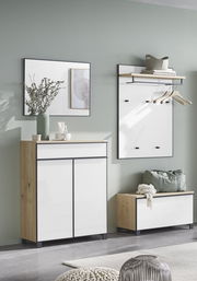 Modernes Flurmöbel-Set in Weiß und Eicheoptik mit Schuhschrank, Sitzbank und Wandgarderobe mit Ablage und Kleiderbügeln, frontale Perspektive im hellen Eingangsbereich