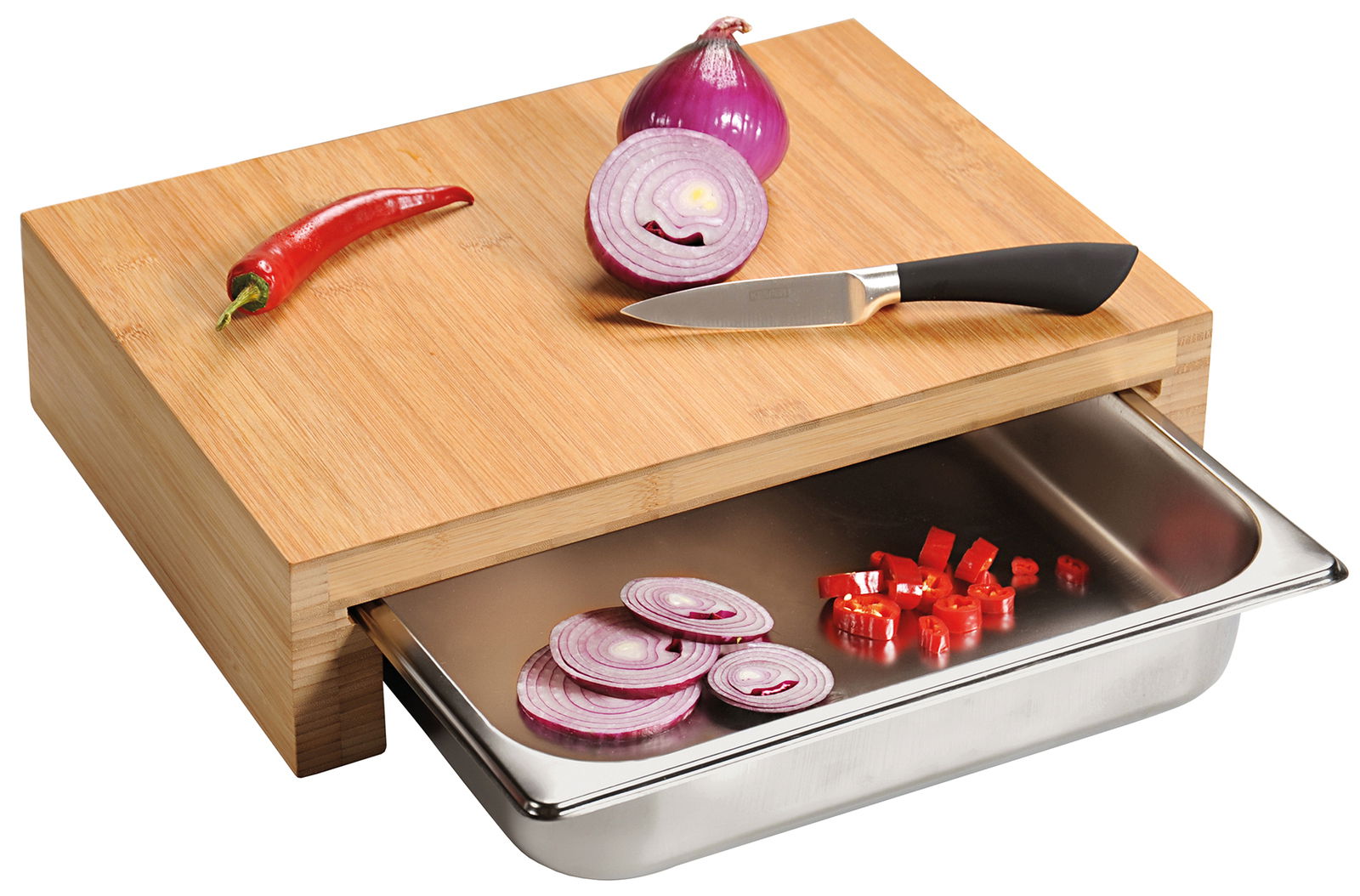 Schneidebrett aus Holz mit integrierter Auffangschale, darauf liegen eine geschnittene Zwiebel, ein roter Chili und ein Messer. Perspektive von schräg oben.