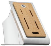 Moderner Messerblock aus Holz und Metall mit seitlicher Perspektive