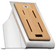 Moderner Messerblock aus Holz und Metall mit seitlicher Perspektive