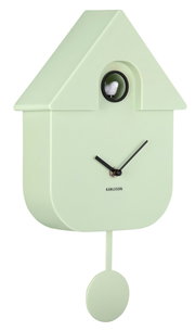 Moderne Wanduhr in Form eines Vogelhauses mit Pendel, hellgrün, seitliche Perspektive