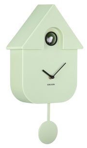 Moderne Wanduhr in Form eines Vogelhauses mit Pendel, hellgrün, seitliche Perspektive